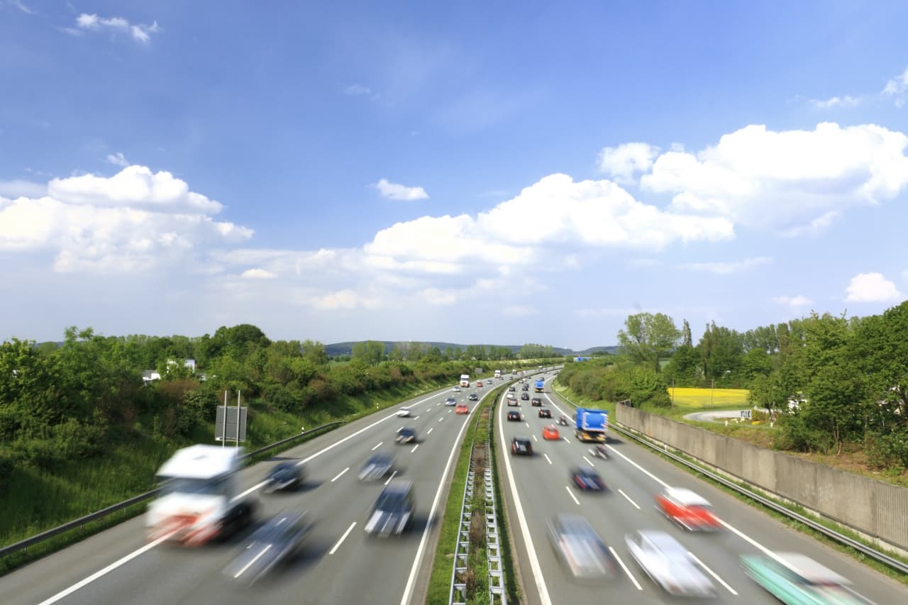 ETCによりスムーズに高速道路を行き交う車